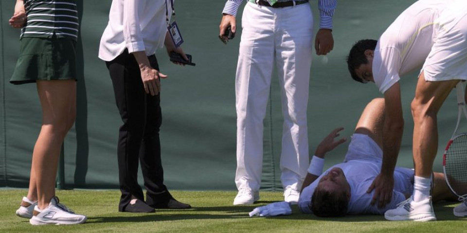 Užas na Vimbldonu: Međedović se previjao od bolova, pa predao meč (FOTO)