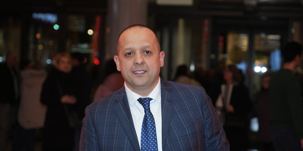 Ostavio suprugu, pa ga zavela 15 godina mlađa: Pevač podelio njihovu fotografiju, pa priznao jedno