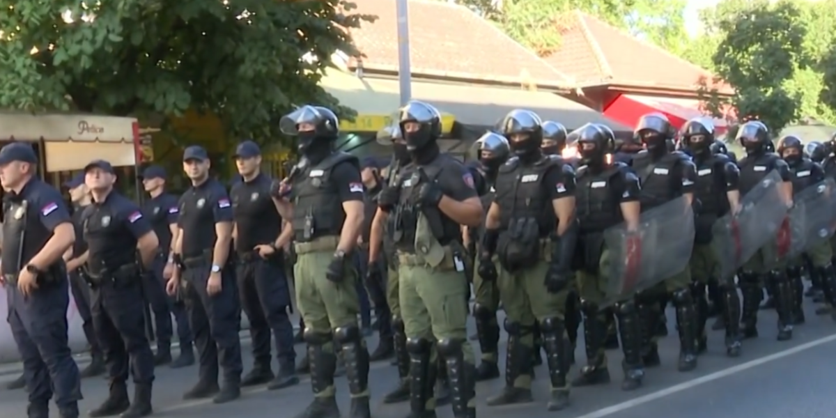 N1 targetira policajce - Opozicioni novinar objasnio: Imaju pravo da nose fantomke (VIDEO)