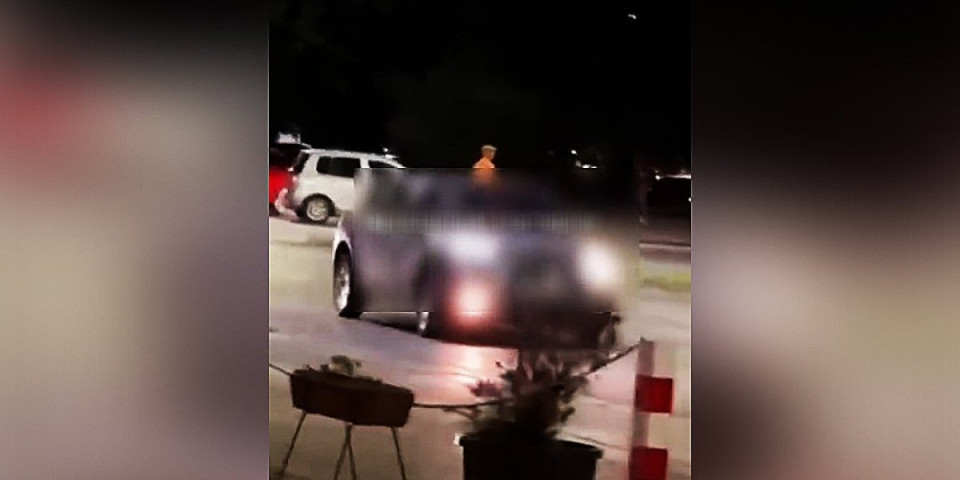 Gazila ljude ispred hrama, pa tvrdila da se ničega ne seća: Iza rešetaka pomahnitala Podgoričanka (VIDEO)