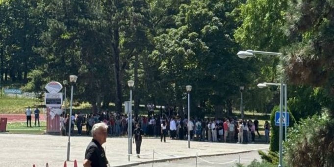 (FOTO/VIDEO) Evo koliko studenata FON-a čeka na polaganje: Uprkos pritiscima blokadera polažu kolokvijum