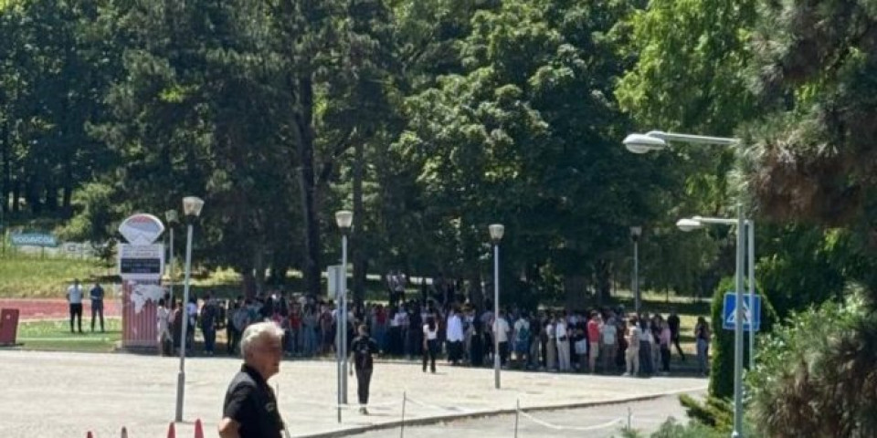 (FOTO/VIDEO) Evo koliko studenata FON-a čeka na polaganje: Uprkos pritiscima blokadera polažu kolokvijum