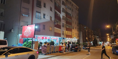 Dete staro sedam godina, koje je večeras palo sa petog sprata stambene zgrade "Hari Trade" u centru Novog Pazara, nalazi se u teškom stanju.