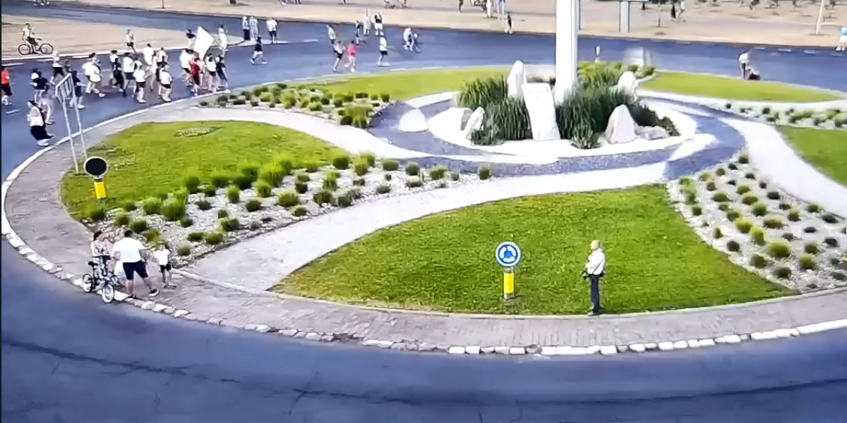 (VIDEO) Blokaderi-teroristi načisto poludeli: Trče ukrug k'o 'lude Naste'!