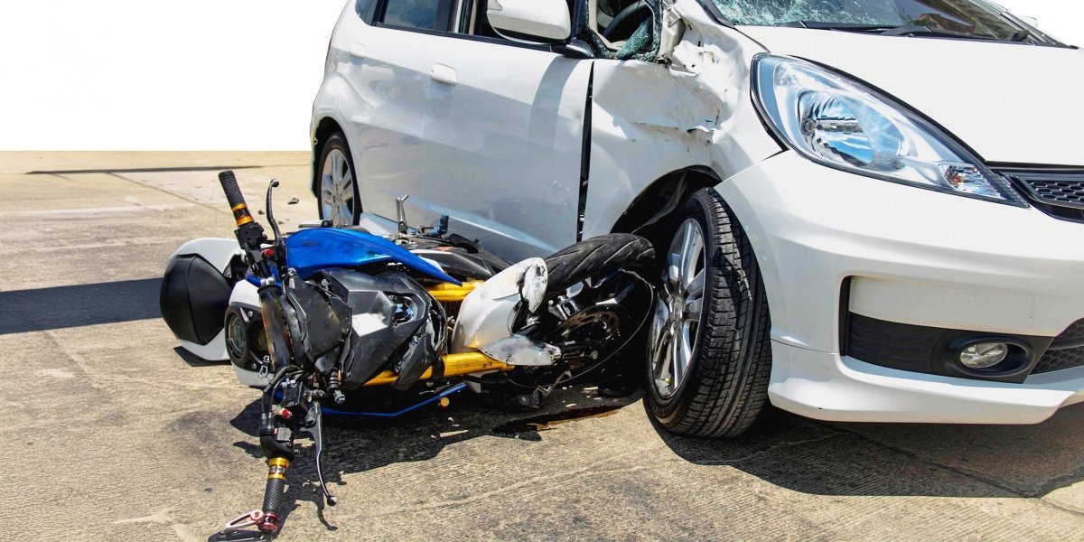 Težak udes u Nišu: Direktan sudar motora i taksija