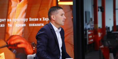 Miloš Terzić, zamenik direktora Kancelarije za KiM, istakao je da Miloš Jovanović, predsednik Nove Demokratske stranke Srbije, više nema šta da traži u politici.