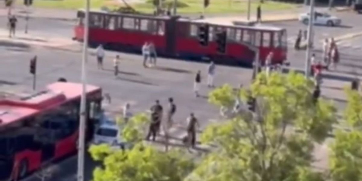 Dok Srbija radi, oni maltretiraju: Vozači GSP ustaju u 2 ujutru da bi vozili narod, a njih 10 blokira ceo grad (VIDEO)