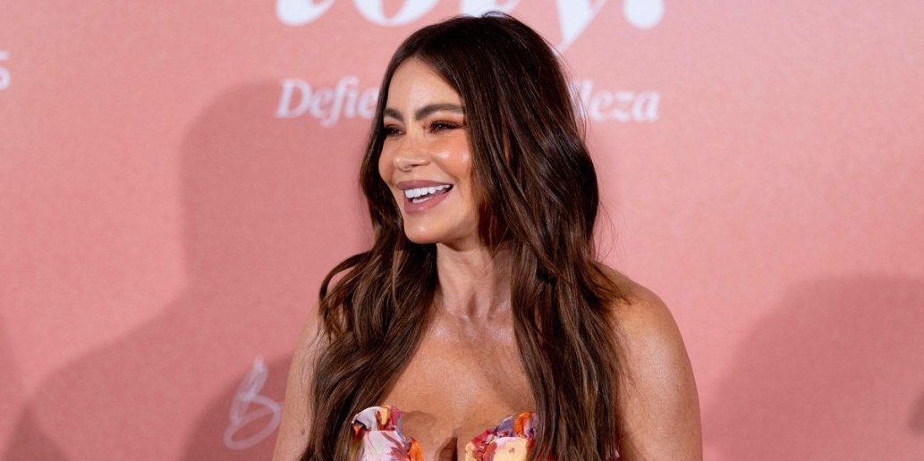 Grudi pucaju od punoće, štikle mame na greh: Vergara u letnjoj haljini digla temperaturu do maksimuma (FOTO)