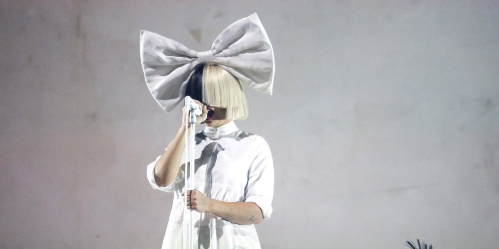 Pevačica godinama skrivala pravo lice: Nećete verovati kako zapravo izgleda (FOTO)