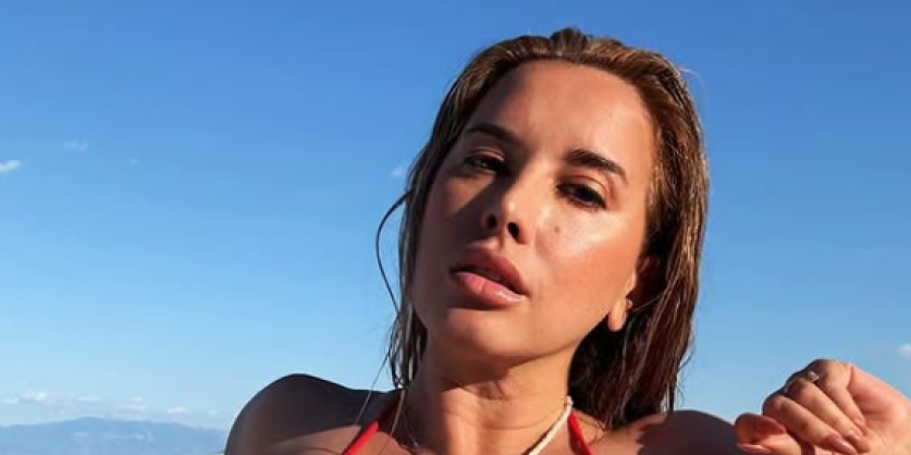 Bujne grudi Nives Celzijus ispale iz bikinija - Kipi na sve strane, bradavice narasle ko kvasac (FOTO)