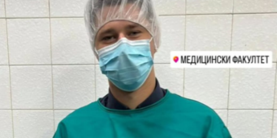 (FOTO) Pobeda studenata koji žele da uče: Miloš Pavlović na vežbama na Medicinskom fakuletu