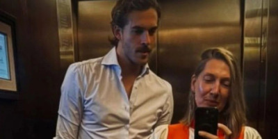 Bivša voditeljka, manekenka i organizatorka venčanja, a danas samozvana "dizajnerka" Marija Tarlać, otvoreno podržava blokade i poziva decu da ne idu u školu dok njen sin studira i igra košarku u Americi.