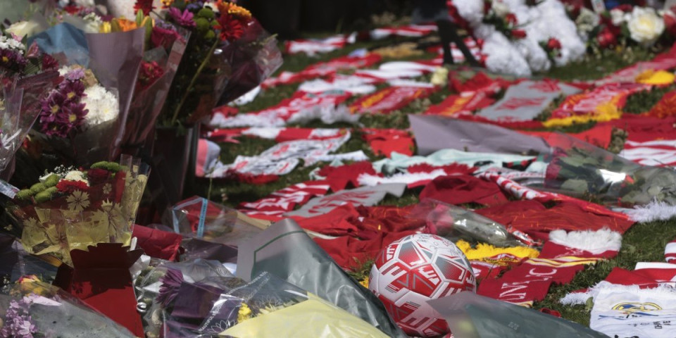 Da se naježiš: Navijači Liverpula oplakuju Žotu, srceparajuće scene ispred "Enfilda" (FOTO GALERIJA)