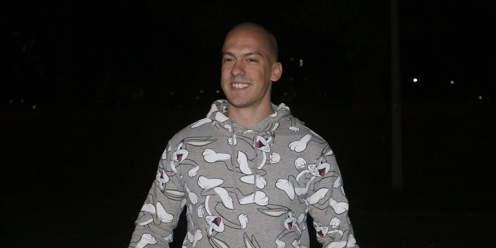 "Kriv sam": Vojaževa majka htela da udari šamar Baki Prasetu - Jutjuber pocrveneo od stida (VIDEO)