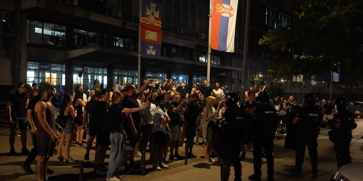 Blokaderi u Novom Sadu poručili: Srbi su počinili genocid (FOTO)