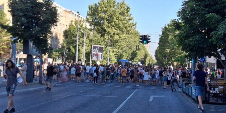 Oni nas kamom i metkom u glavu, a blokaderka njima "pusu" iz Beograda: Evo ko je uzdanica opozicije i studenata-foteljaša