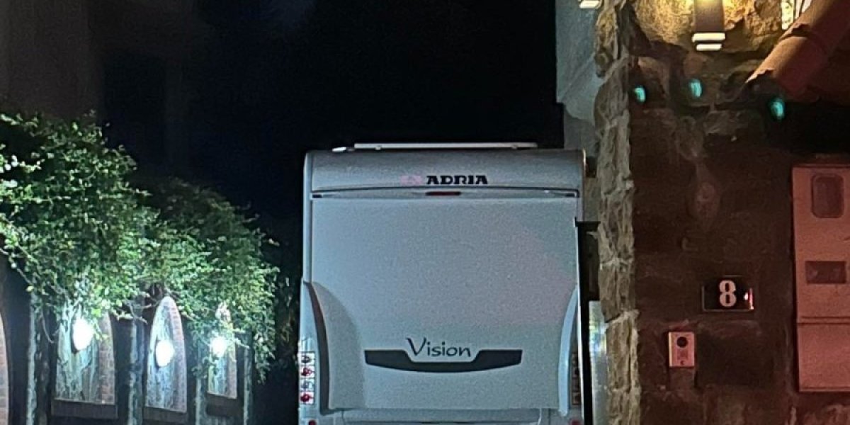 Kamper ispred vile Vere Matović