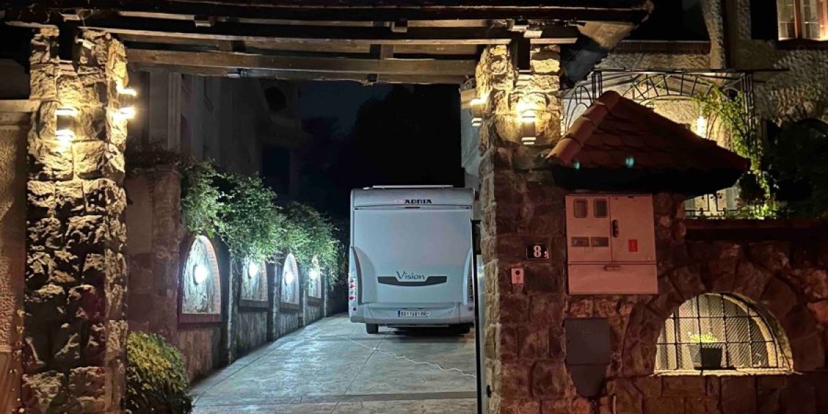 Parkirala kamper ispred vile na Dedinju: Pevačica letuje u pokretnoj garsonjeri, ona vozi dok muž leškari (FOTO)