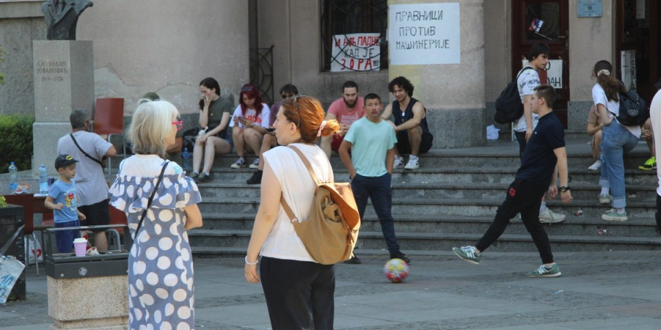 Udavićemo se u smeću zbog blokadera! Do juče blokirali jer nema rešenja, danas protestuju jer rešenje stiže (FOTO)