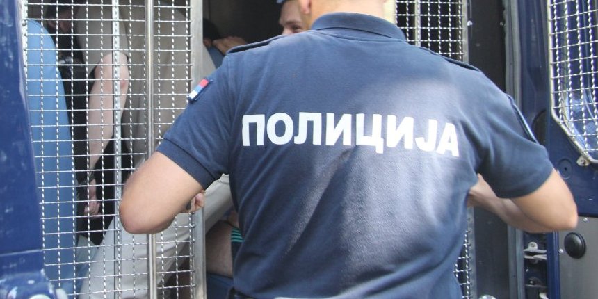 Sa metkom u cevi šetao Višnjičkom: Uhapšen muškarac koji je napao prostorije SNS!