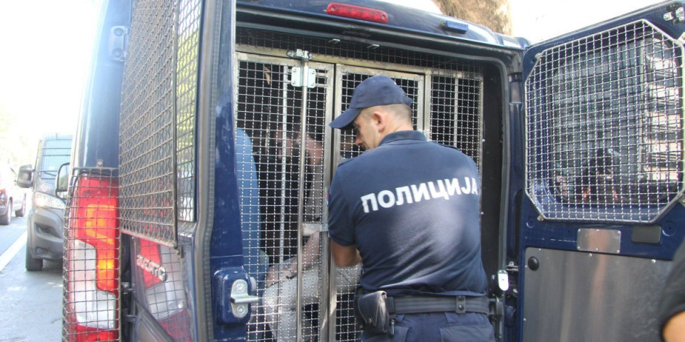 Brutalno udarao muškarca nasred ulice, pa mu oteo sat: Uhapšen razbojnik iz Niša