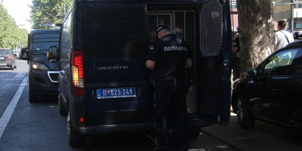 Naoružan do zuba seo u niški taksi: Policija ga presrela, osim oružja pronašla i ovo