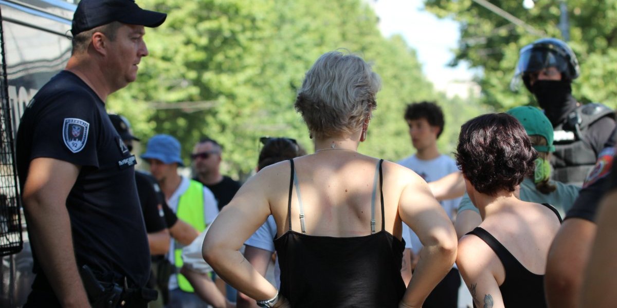 (VIDEO) Sramota! Blokaderi zabranili baki da ide kod lekara!