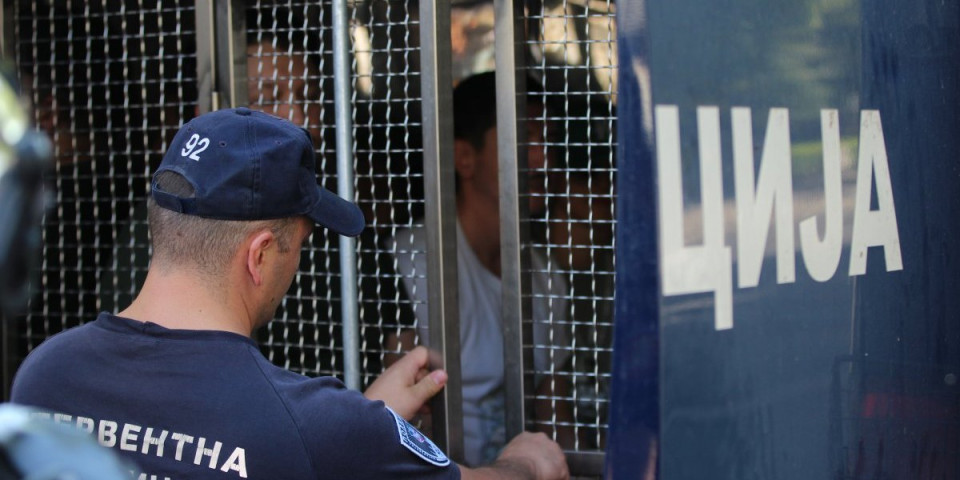 Uhapšena tri nasilnika koja su povredila policajca u Čačku: Teroristi blokaderi munjevito privedeni