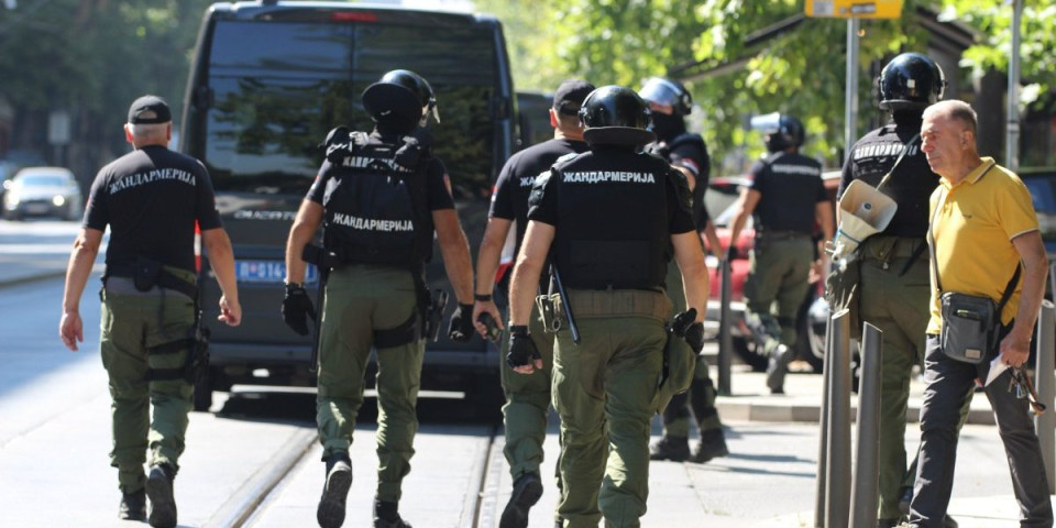 Dvoje blokadera privedeno! Oglasio se MUP o barikadama - Sve su uklonjene, saobraćajnice prohodne