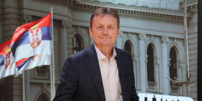 Ministar za javna ulaganja Darko Glišić izjavio je danas da se u Vladi Srbije radi na tome da se do polovine avgusta isplati pomoć građanima za sve stambene objekte stradale u nedavnim požarima i da u prvoj nedelji avgusta počnu isplate za štete u poljoprivredi.