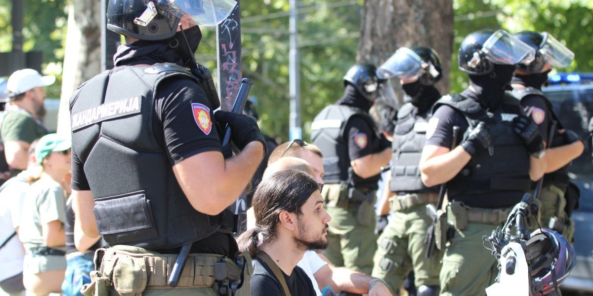 Razvaljuju se od alkohola! Ovo je program blokadnih terorista (VIDEO)