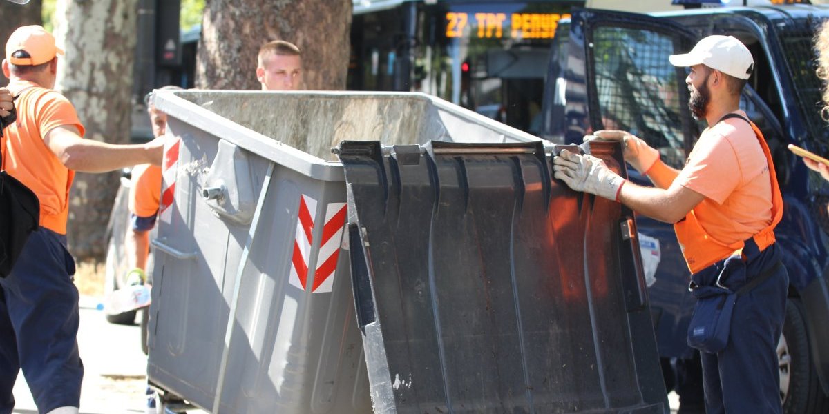 "Blokaderi bacali smeće, a zatim se smejali radnicima gradske čistoće!" Vučić poručio: Ne možete da pobedite marljive ljude