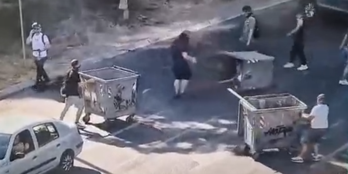 (VIDEO) Toliko o blokaderskoj hrabrosti: Prevrtali kontejnere u centru Beograda, a kad je došla policija - razbežali se kao zečevi!