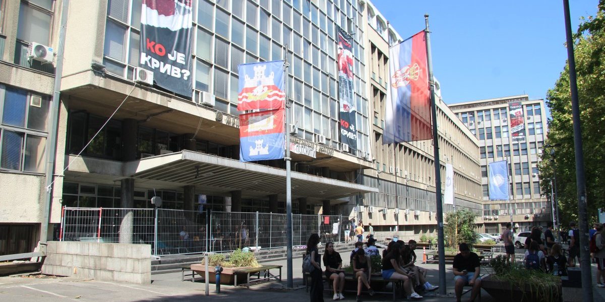 (AUDIO) Provaljeni su! Blokaderi sa Mašinskog fakulteta naklapaju kako da spiskaju lovu - o nadstrešnici ni reč