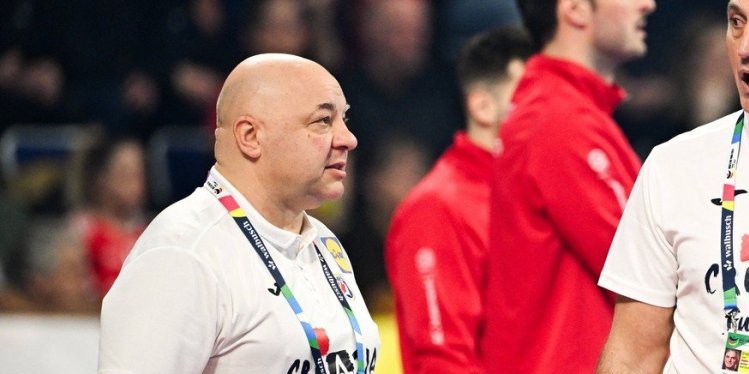 Je*em vam ja majku svima, nemate ponos: Selektor brutalno psuje igrače - Snimak obišao ceo region