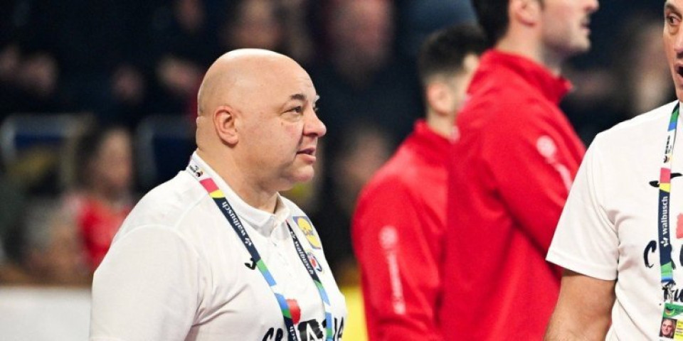 Je*em vam ja majku svima, nemate ponos: Selektor brutalno psuje igrače - Snimak obišao ceo region