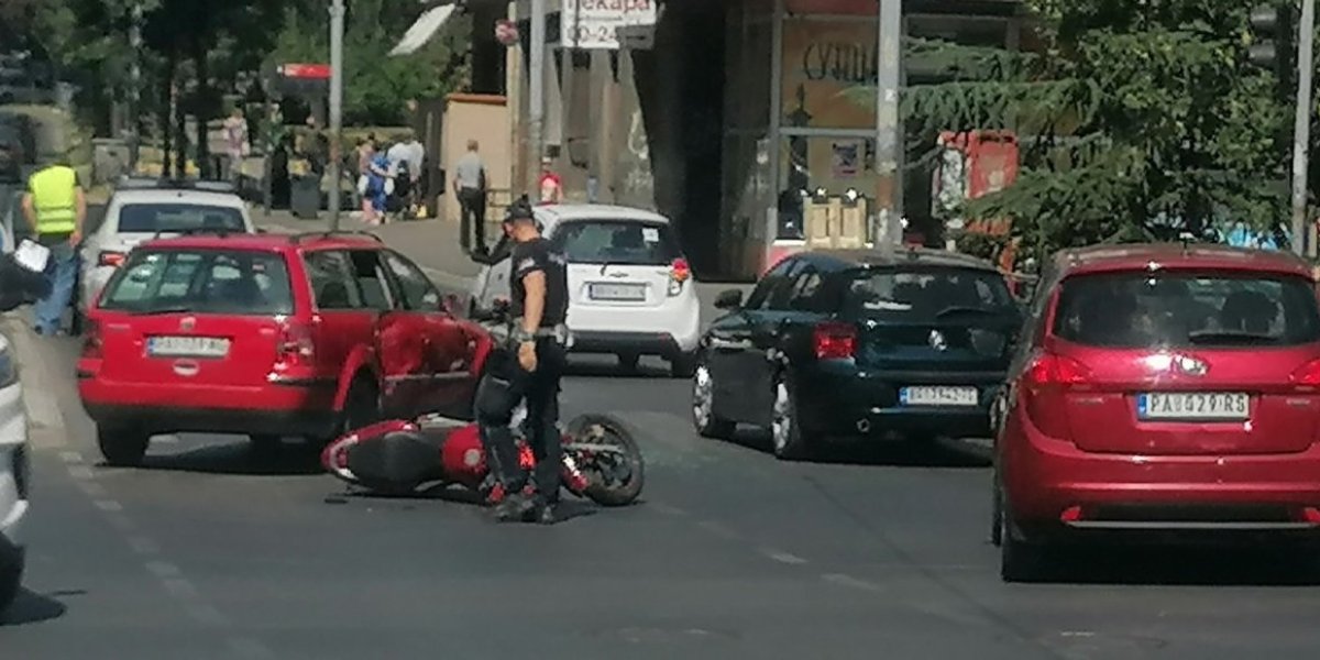 Zadnji deo automobila demoliran, motocikl na zemlji: Jeziv sudar na uglu Zdravka Čelara i Cvijićeve (FOTO/VIDEO)