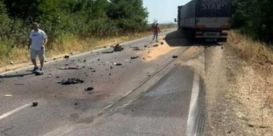 Poginula jedna osoba, druga teško povređena: Teška saobraćajna nesreća u Pančevu (FOTO)