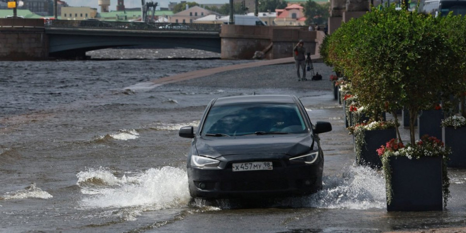 Haos u Sankt Peterburgu! Oluja rušila sve pred sobom (FOTO/VIDEO)