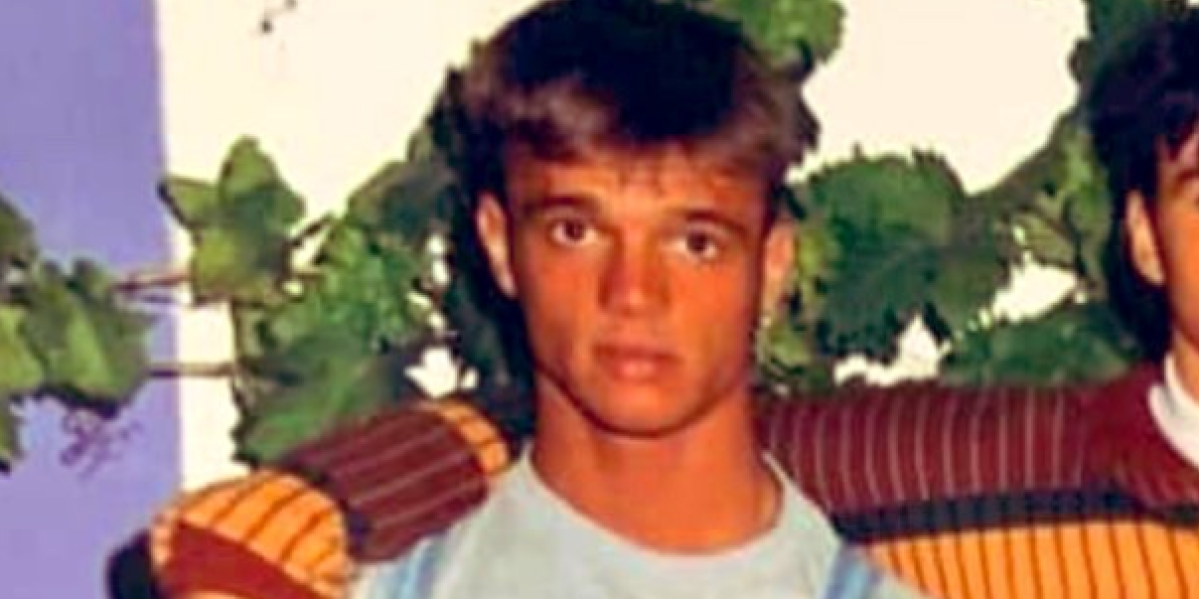 Ko je pevač sa fotografije? Poznat ženskaroš, a u mladosti bio prava lutkica (FOTO)