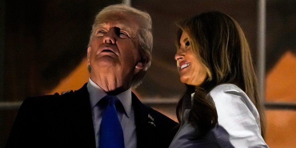 Posle incidenta u helikopteru čitač sa usana otkrio šta su pričali Tramp i Melanija: Nećete verovati o čemu se radi