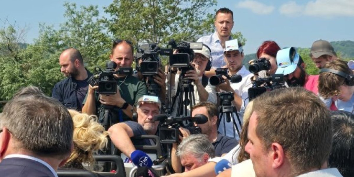 Nove laži Šolakovih medija: "Nova" kaže - "Vučić organizovao tajno otvaranje puta", a prate ga dva autobusa novinara (FOTO)