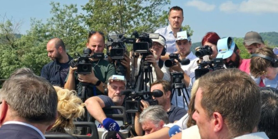 Nove laži Šolakovih medija: "Nova" kaže - "Vučić organizovao tajno otvaranje puta", a prate ga dva autobusa novinara (FOTO)