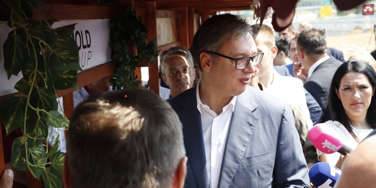 Prijem u Palati Srbija: Vučić sa učesnicima kampa "Srbija te zove"