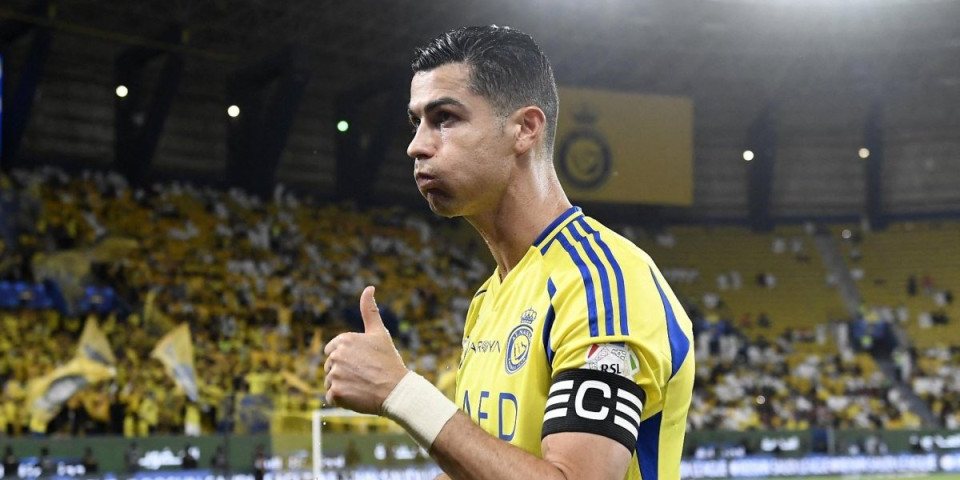 Sraman potez Ronalda! Navijači mu skandirali Mesijevo ime, a on se hvatao za m*da (VIDEO)