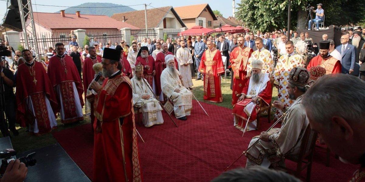 Ministar Popović na liturgiji i pomenu stradalim Srbima iz Srednjeg Podrinja i Birča