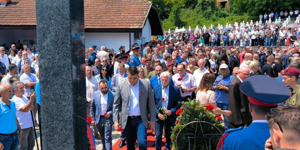 Radikali ne zaboravljaju srpske žrtve: Aleksandar Šešelj na čelu delegacije na pomenu u Bratuncu
