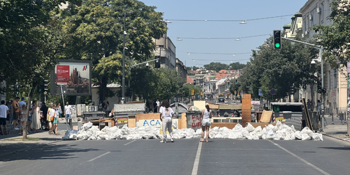 Blokaderska bruka i sramota: 30 lezilebovića zabranilo majci sa jednogodišnjim detetom da prođe (VIDEO)