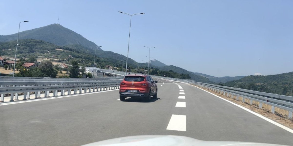 Vozila prolaze novom deonicom auto-puta: Saobraćaj krenuo u 12 sati (FOTO)