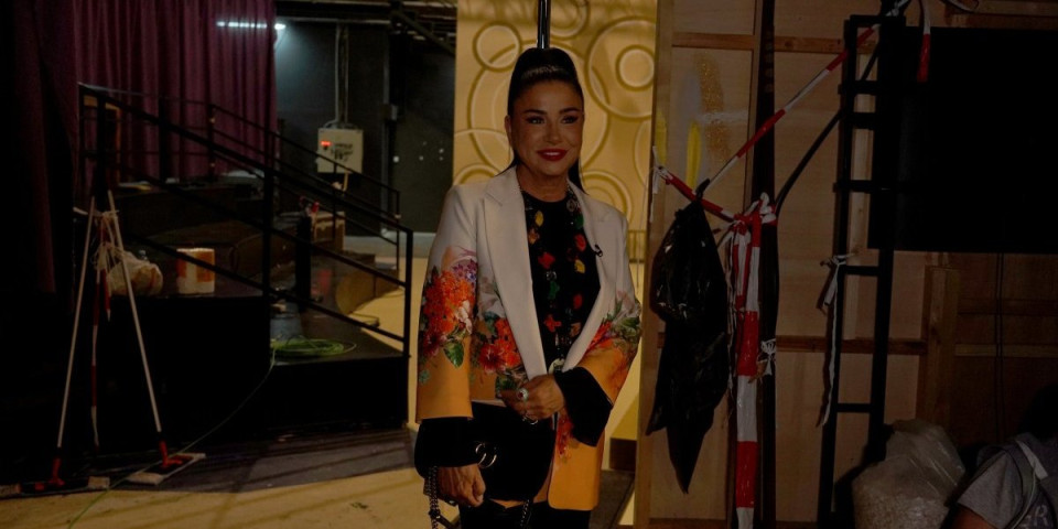 Voditelj uhvatio pevačicu za noge pa počeo da je... Skandal u emisiji uživo (FOTO)